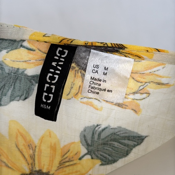 💖 2/$25 H&M Divided Sunflower Puff-Sleeve Blouse - Picture 6 of 7